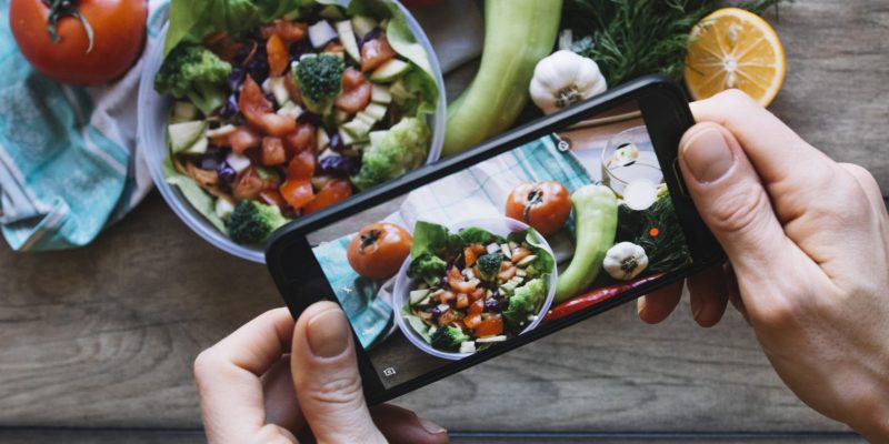 recortar-manos-tomando-fotos-de-ensalada