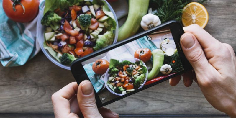recortar-manos-tomando-fotos-de-ensalada
